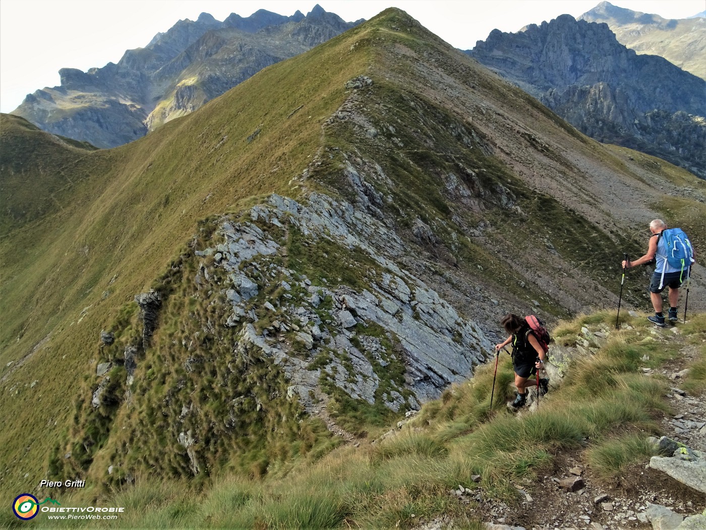 72 Percorsa la cresta fino al Monte di sopra scendiamo ripercorrendo il sentiero  di salita.JPG